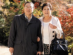 温泉旅行で交わる10組の還暦カップル 4時間　サンプル画像02